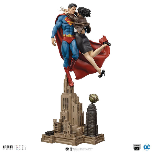 DC COMICS SUPERMAN AND LOIS LANE DIORAMA 1/6 STATUE (NET) (J